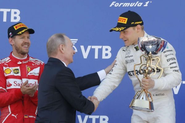 30 Απριλίου, ο Βλαντίμιρ Πούτιν βραβεύει τον Βαλτέρι Μπότας, θριαμβευτή οδηγό της Mercedes στο γκραν πρι του Σόσι. Αριστερά ο Σεμπάστιαν Φέτελ, οδηγός της Ferrari που τερμάτισε δεύτερος... (REUTERS/ Sergei Karpukhin)
