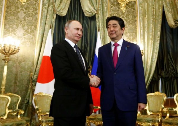 Λίγες μέρες μετά την αμφισβητούμενη συνάντηση με τον αμερικανό ΥΠΕΞ Ρεξ Τίλερσον, ο Πούτιν είδε τον γαπωνέζο πρωθυπουργό Σίνζο Αμπε, στις 27 Απριλίου (REUTERS/ Sergei Karpukhin)
