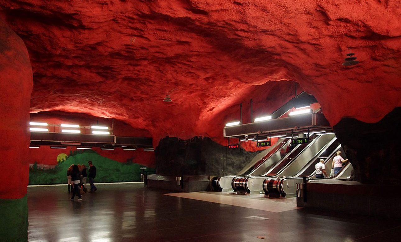 Σταθμός του μετρό της Στοκχόλμης. Το «Tunnelbana», όπως ονομάζεται το μετρό της Στοκχόλμης, είναι η μεγαλύτερη γκαλερί του κόσμου, μήκους 110χλμ, με 100 σταθμούς γεμάτους με εκπληκτικά έργα τέχνης. Ανεβαίνοντας στις κυλιόμενες σκάλες στη στάση της μπλε γραμμής του μετρό που υπάρχει στο εμπορικό κέντρο Solna Centrum είναι σα να δραπετεύεις από μια μυθική σπηλιά που ο θόλος της έχει πάρει φωτιά. Η στάση αυτή άρχισε να λειτουργεί το 1975