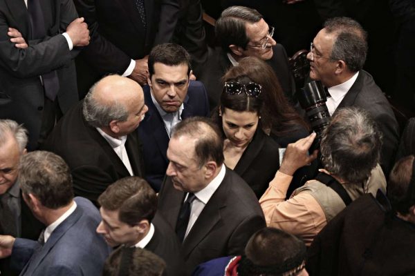 Ο πρόεδρος της Κύπρου, ο Πρωθυπουργός της Ελλάδας και ο πρόεδρος της Βουλής των Ελλήνων, στριμωγμένοι. Ο Αλέξης Τσίπρας δείχνει να ασφυκτιά
