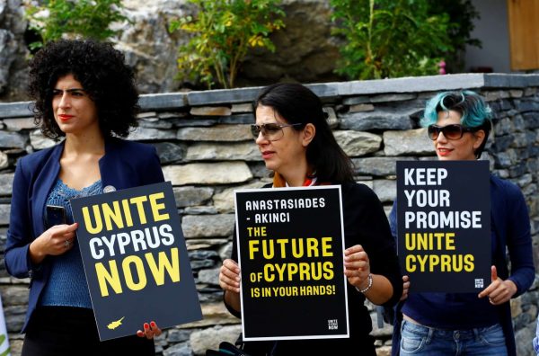 «Ενωμένη Κύπρος Τώρα». Η προτροπή από τους λίγους ανθρώπους που συγκεντρώθηκαν έξω από το χώρο της διάσκεψης