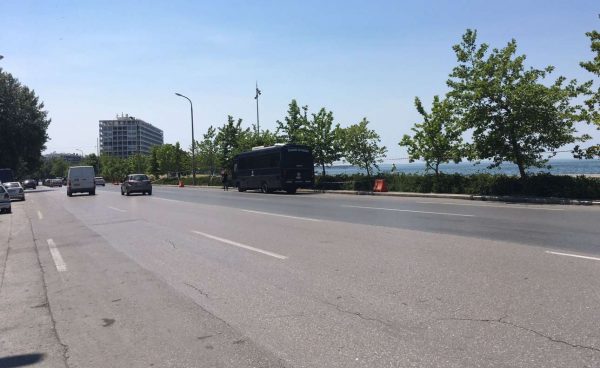 Αυξημένα μέτρα ασφαλείας στη Νέα Παραλία. Στο βάθος το Μακεδονία Παλάς