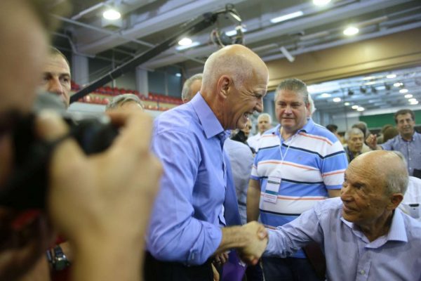 Δύο πρώην πρόεδροι του ΠΑΣΟΚ, δύο πρώην Πρωθυπουργοί με σχέση που σίγουρα δεν είναι καλή. Ομως στο συνέδριο της Δημοκρατικής Συμπαράταξης, Κώστας Σημίτης και Γιώργος Παπανδρέου αντάλλαξαν χαμόγελα και χειραψίες