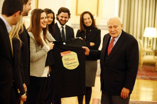  Ο τ. ΠτΔ Κάρολος Παπούλιας υπογράφει την δράση του ΔΙΚΤΥΟΥ "Invest In Education" και λαμβάνει δώρο αναμνηστικό μπλουζάκι από ομάδα νέων του ΔΙΚΤΥΟΥ