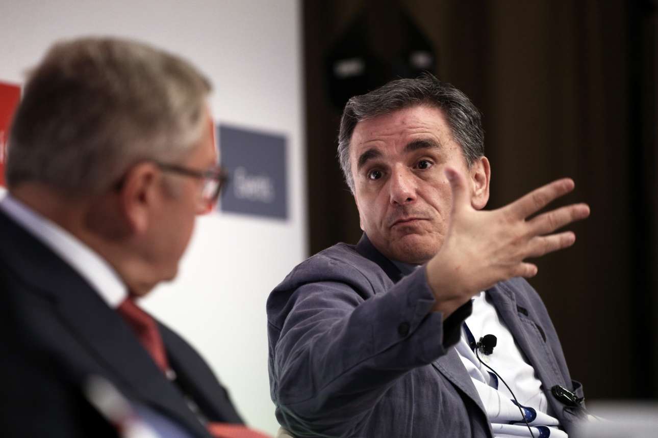 Ο Ευκλείδης Τσακαλώτος σε συζήτηση με τον επικεφαλής του ESM Κλάους Ρέγκλινγκ στο πλαίσιο του συνεδρίου του Economist φωτό: Menelaos Myrillas / SOOC)