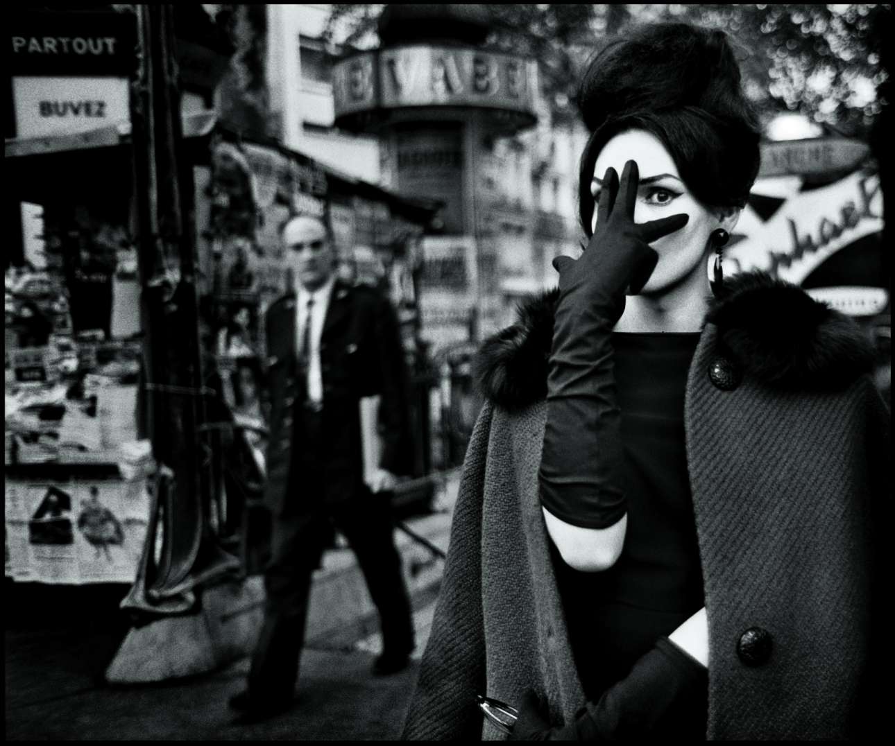 «Νανά», Παρίσι, 1961.  Ο σουηδός φωτογράφος Στρόμχολμ ξεκίνησε να δουλεύει στο Παρίσι τη δεκαετία του 1950. «Κάθε βράδυ έπαιρνα την πίπα μου, την παλιά μου Leica, μερικά ρολά Tri-X και τα κακά μου γαλλικά και πήγαινα στη μπρασερί στην Place Blanche. Ολοι γνώριζαν τι έκανα. Ποτέ δεν φωτογράφισα στα κρυφά. Δεν χρησιμοποιούσα φλας αλλά αντιθέτως αξιοποιούσα το διαθέσιμο, συχνά νέον, φως που υπήρχε» λέει ο φωτογράφος, διάσημος για τα υπέροχα ασπρόμαυρα πορτρέτα του