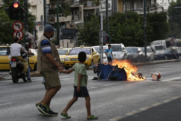 Διαδηλωτές έχουν βάλει φωτιά σε κάδους μετά την αρνητική απόφαση για την αποφυλάκιση της Ηριάννας, έξω από το Εφετείο, Αθήνα Δευτέρα 17 Ιουλίου 2017. Απορρίφθηκε η αίτηση αποφυλάκισης της Ηριάννας για αναστολή εκτέλεσης της ποινής από το Εφετείο. Η απόφαση πάρθηκε κατά πλειοψηφία (3-2). ΑΠΕ-ΜΠΕ/ΑΠΕ-ΜΠΕ/ΓΙΑΝΝΗΣ ΚΟΛΕΣΙΔΗΣ