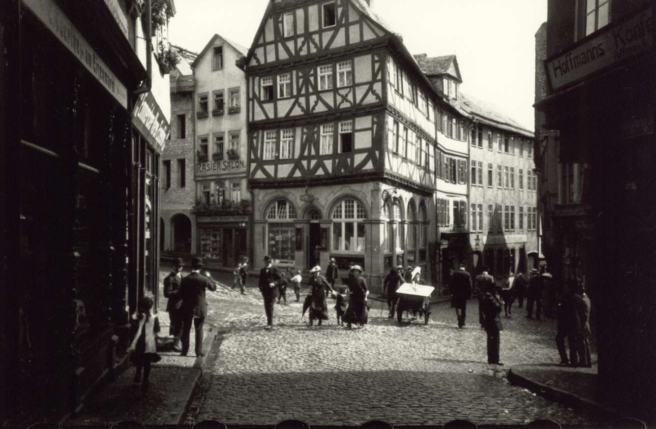 Η αγορά της πόλης Βέτσλαρ στην Γερμανία φωτογραφημένη από τον δημιουργό της Leica Οσκαρ Μπάρνακ, το 1913. Από το 1912 έως το 1914, ο Μπάρνακ εργαζόταν ως μηχανικός και υπεύθυνος ανάπτυξης στην εταιρεία Ernst Leitz, η οποία κατασκεύαζε μικροσκόπια, όπου συνέλαβε και πραγματοποίησε την ιδέα για μία μικρή, ελαφριά κάμερα