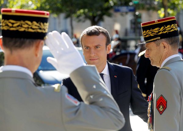 Ο πρόεδρος Μακρόν χαιρετά αξιωματούχους του στρατιωτικού επιτελειου την Ημέρα της Βαστίλλης /REUTERS/Etienne Laurent/Pool