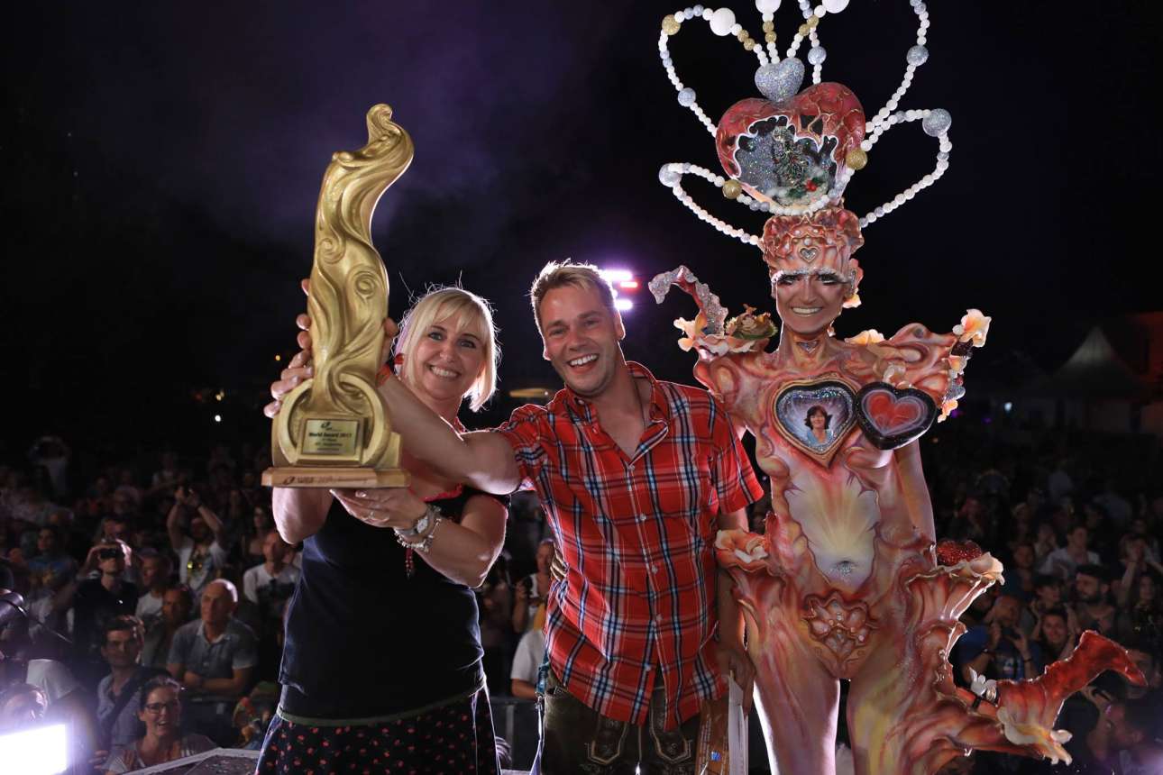 Ο Λούντβιγκ Ντεκαρλί δίπλα στην ευφάνταστη δημιουργία του που του «έφερε» το βραβείο της κατηγορίας Ειδικά Εφέ
