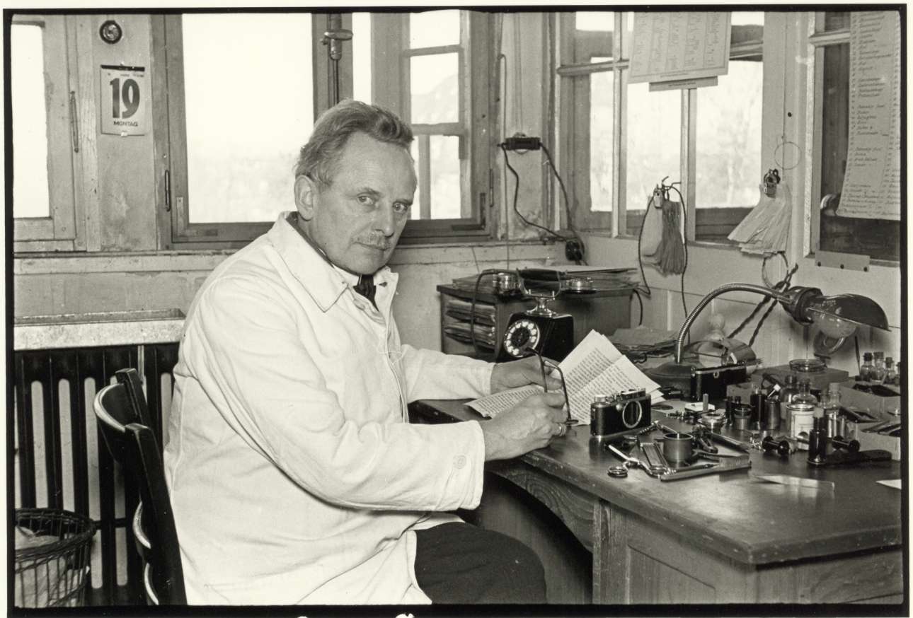 Ο Οσκαρ Μπάρνακ, δημιουργός της Leica, στο εργαστήριο του, το 1934