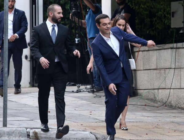 Ουπς! Ο Πρωθυπουργός λες και πήγε να σκοντάψει. Μαζί του και ο κυβερνητικός εκπρόσωπος