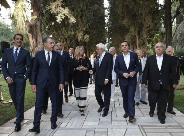 Η πολιτική και πολιτειακή ηγεσία κατευθύνεται προς το γνωστό κιόσκι στον κήπο του προεδρικού Μεγάρου