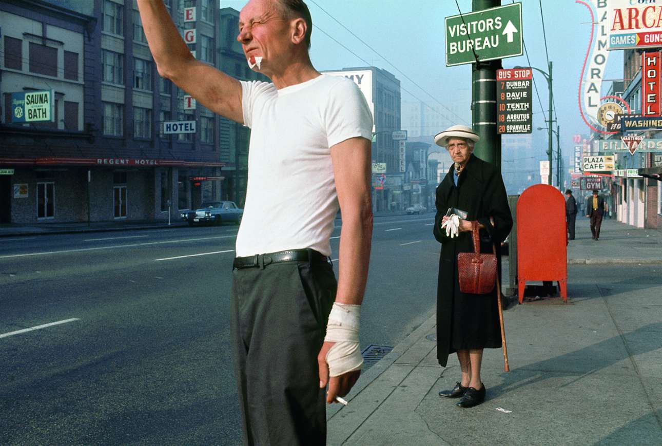 «Ο άνδρας με τον επίδεσμο», 1968. Ο Φρεντ Χέρτζογκ θεωρείται σήμερα πρωτοπόρος της καλλιτεχνικής έγχρωμης φωτογραφίας. Το αγαπημένο θέμα του πολωνού φωτογράφου ήταν η νέα του πατρίδα, ο Καναδάς, την δεκαετία του 50. Τυπικός φλανέρ, προτιμούσε να αφήνει την κατάλληλη στιγμή να έρχεται φυσικά