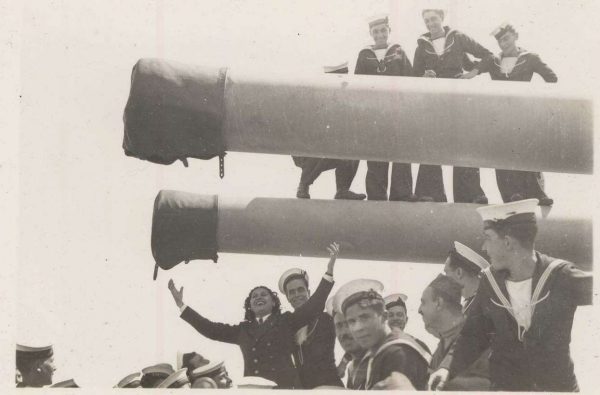 Η Σοφία Βέμπο με ναύτες του «Αβέρωφ» στον Β' Παγκόσμιο Πόλεμο