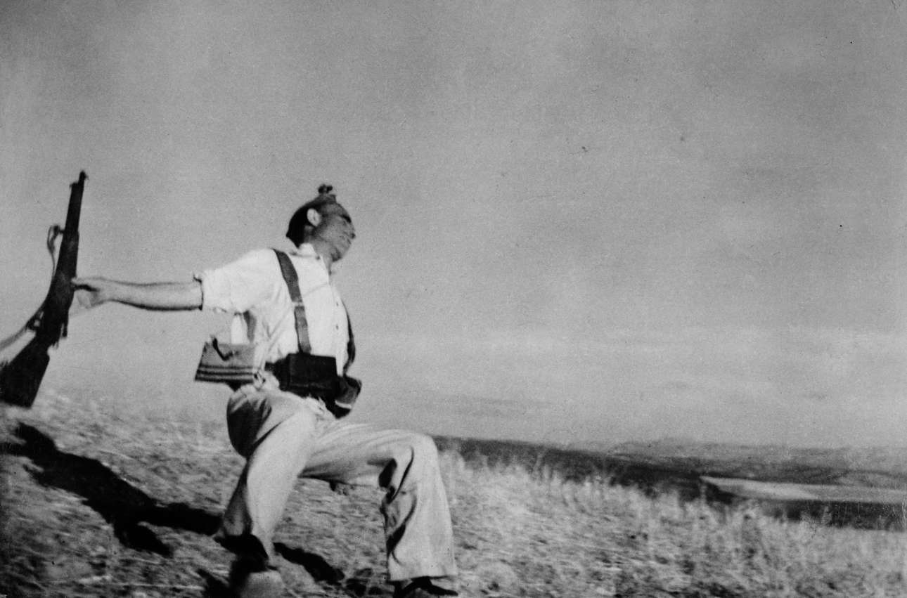 «Ο θάνατος ενός Δημοκρατικού πολιτοφύλακα», Ρόμπερτ Κάπα, 1936.  Ενα ιστορικό στιγμιότυπο του ισπανικού εμφυλίου πολέμου που άλλαξε ριζικά το φωτορεπορτάζ-πολεμική ανταπόκριση, αν και ορισμένοι πιστεύουν ότι ήταν σκηνοθετημένο