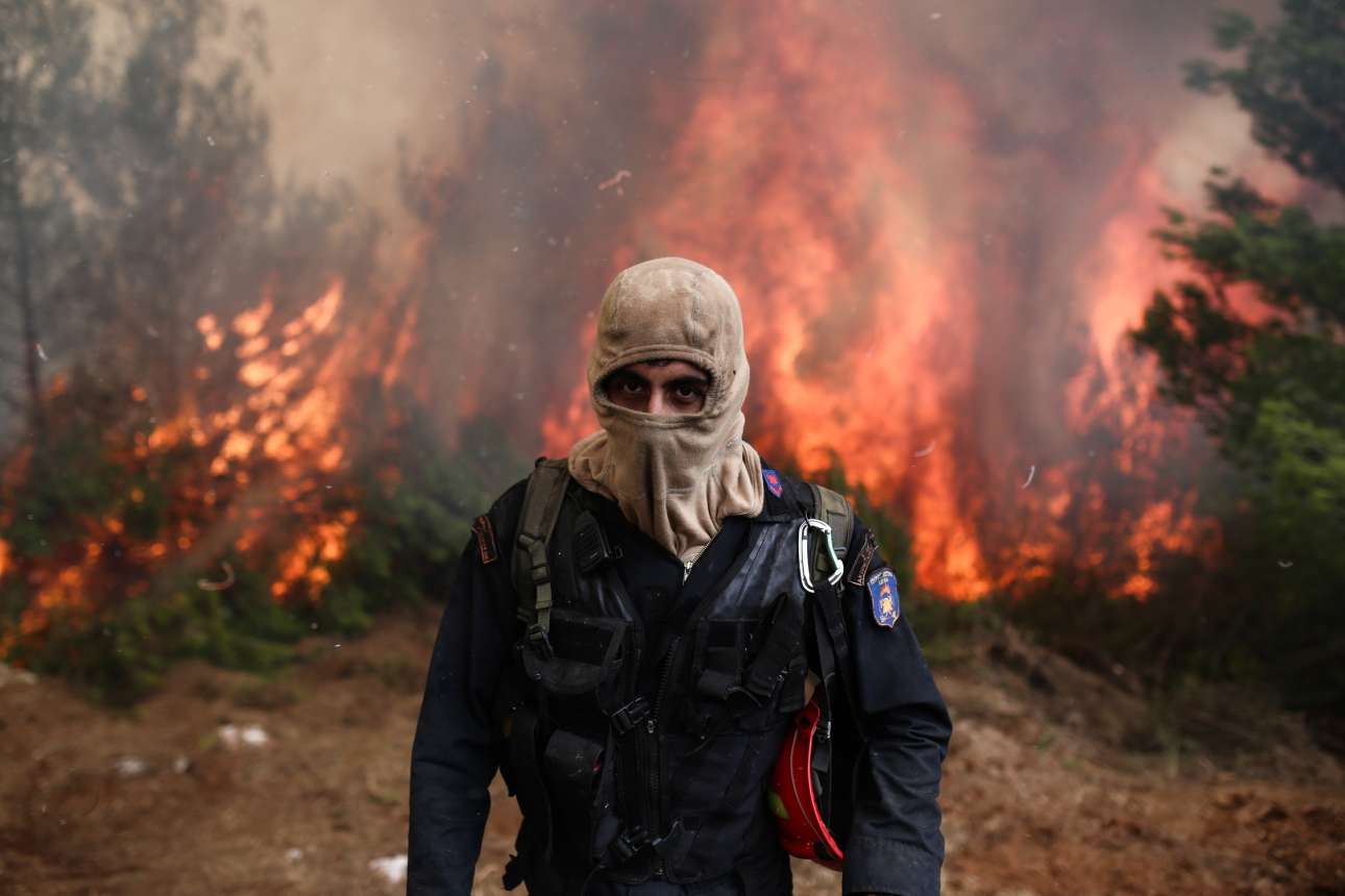 Οι άνθρωποι με τις μάσκες, αντιμέτωποι με τις φλόγες. 
