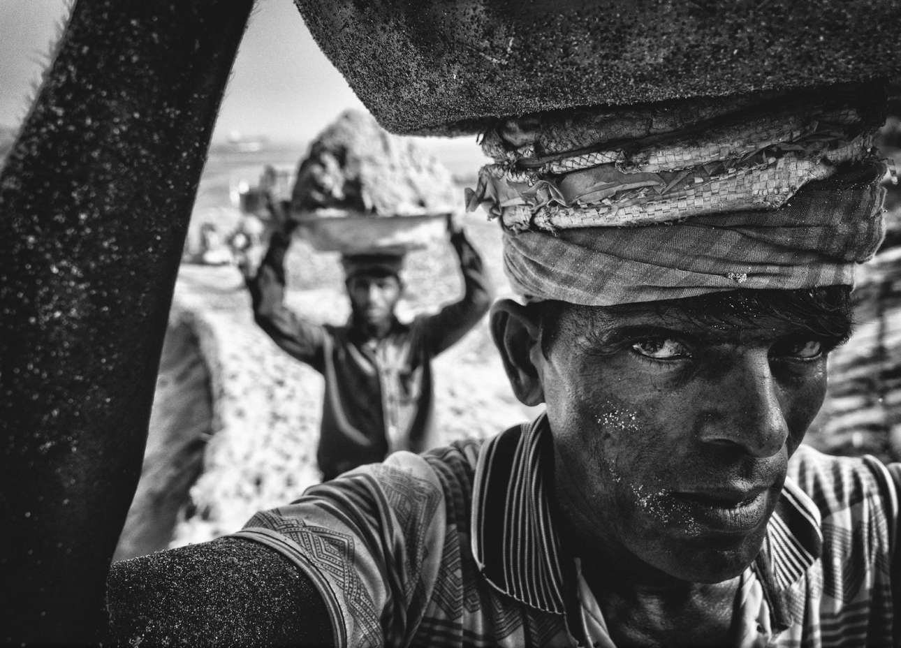 «Αμμοκουβαλητής» - Βραβείο κοινού, κατηγορία Ανθρωποι. Μία εξαιρετική σύνθεση, ένα δυνατό κάδρο: αχθοφόροι μεταφέρουν άμμο στις όχθες του ποταμού Νταλεσουάρι στο Μπαγκλαντές