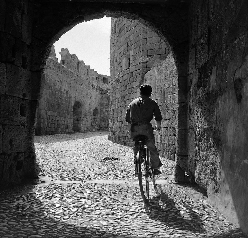 Βόλτα με ποδήλατο στη μεσαιωνική πόλη της Ρόδου, 1955