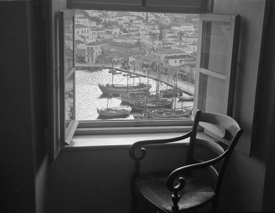 Θέα στο γραφικό λιμάνι της Υδρας, 1948