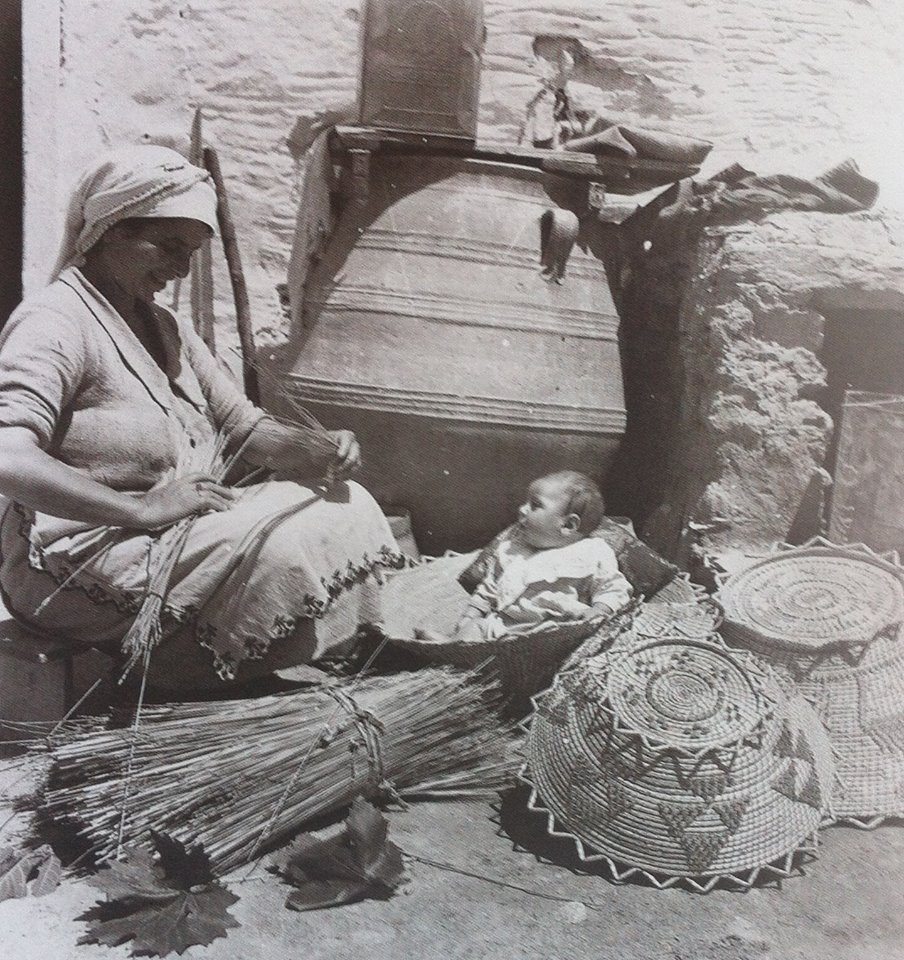 Ενα τρυφερό στιγμιότυπο, μητέρα και μωρό πλέκουν καλάθια παρέα στην Κρήτη, 1930