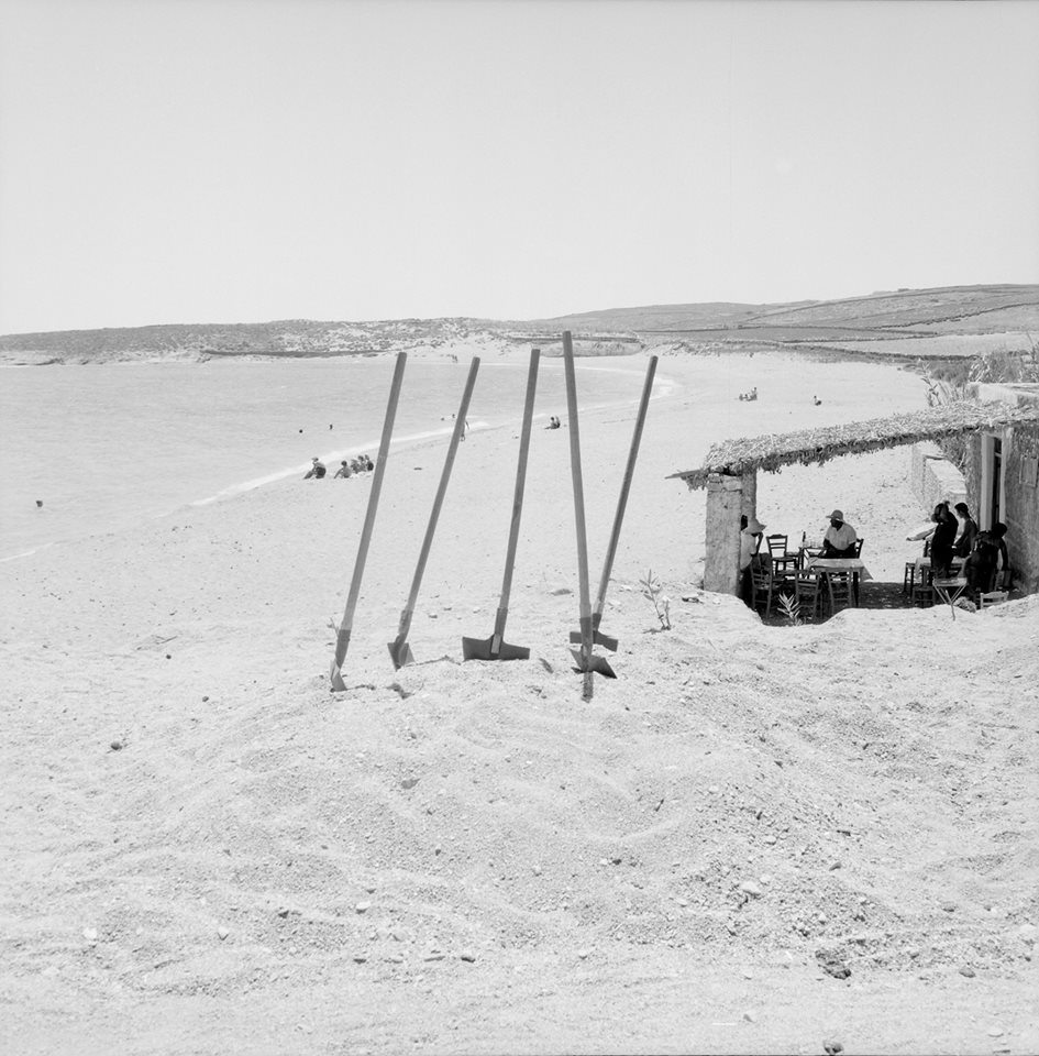 Τα φτυάρια «κάνουν διάλειμμα» στην παραλία Λογαρά της Πάρου, 1958