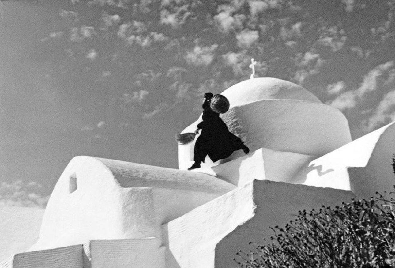 Δρασκελώντας τον τρούλο της Μονής Αντωνίου στην Πάρο, τη δεκαετία του '70
