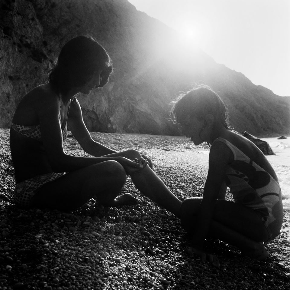 Αναζητώντας όμορφα βοτσαλάκια καθώς ο ήλιος δύει, στην Σκιάθο το 1972