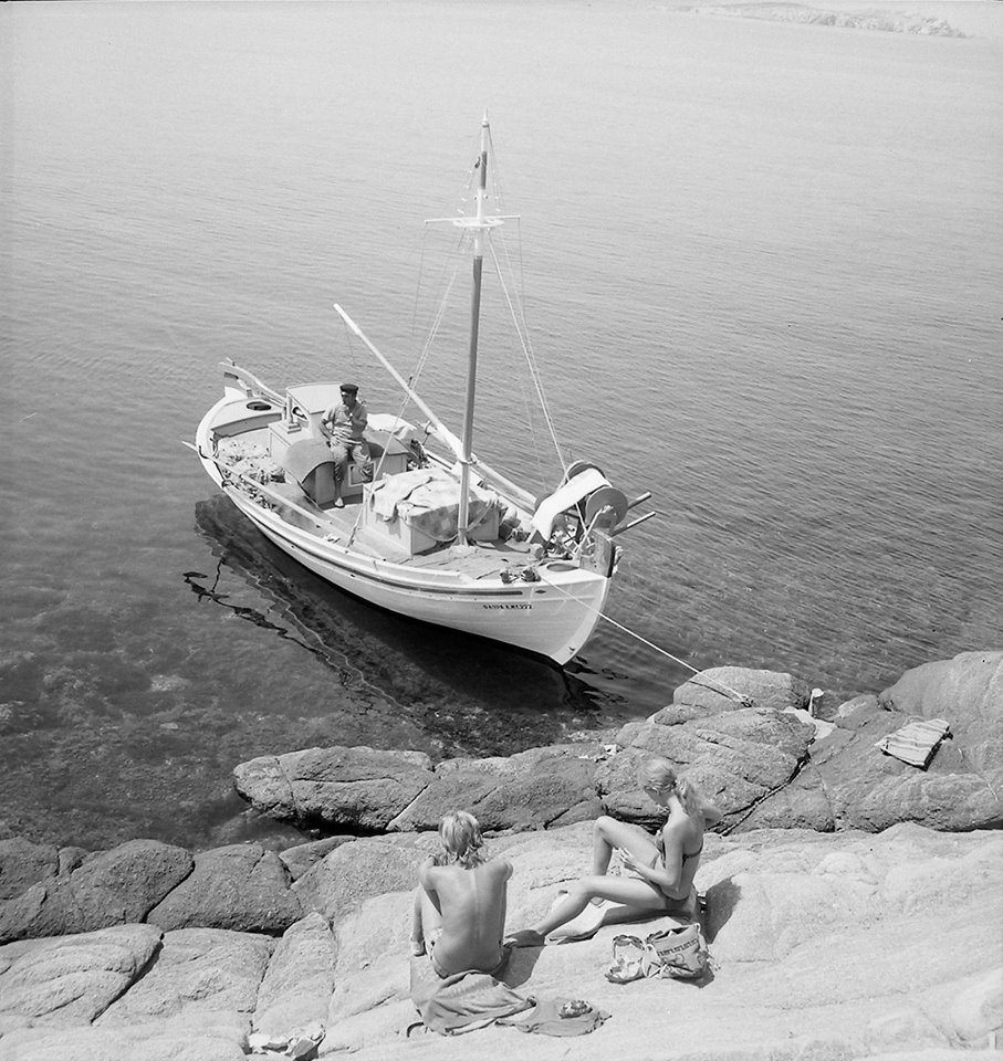 Ενα ζευγάρι και ένας ψαράς μοιράζονται μία καλοκαιρινή σιωπή, Μύκονος, 1960
