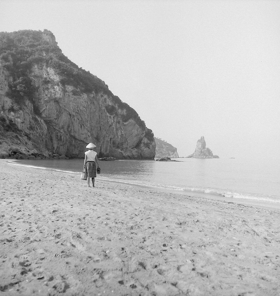 Η τότε έρημη παραλία του Αγιου Γόρδη στην Κέρκυρα, 1960