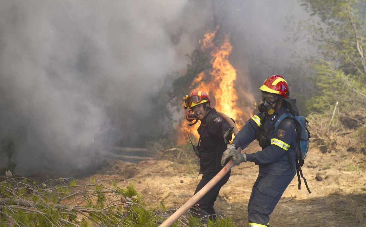 Πώς πλησιάζεις τη φωτιά; Οταν νομίζεις ότι οι φλόγες είναι στην πλάτη σου; Απίστευτο θάρρος