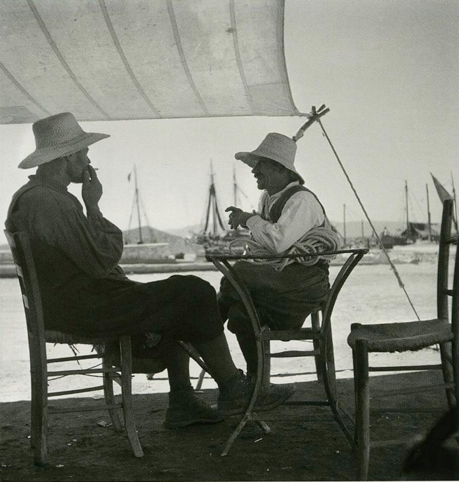 Δύο άνδρες με βράκες και ψάθινα καπέλα σε καφέ της Νάξου, 1950-55