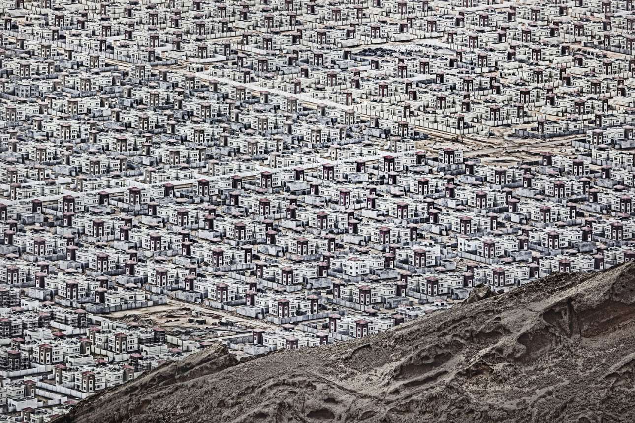 «Αλ Αϊν» - Ειδική Μνεία, κατηγορία Πόλεις. Μία απέραντη πόλη «ξεφυτρώνει» μέσα από την έρημο κοντά στην πόλη Αλ Αΐν, στα Ηνωμένα Αραβικά Εμιράτα