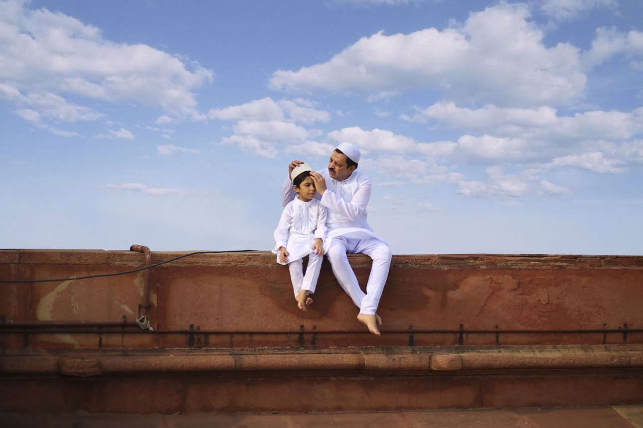 «Γεφυρώνοντας την γενιά» - Ειδική Μνεία, κατηγορία Ανθρωποι. Μία στοργική εικόνα που απεικονίζει τον τρυφερό δεσμό δύο γενεών. Πατέρας και γιος ντυμένοι με παραδοσιακή φορεσιά, γιορτάζουν το τέλος του Ραμαζανιού σε τζαμί του Νέου Δελχί στην Ινδία