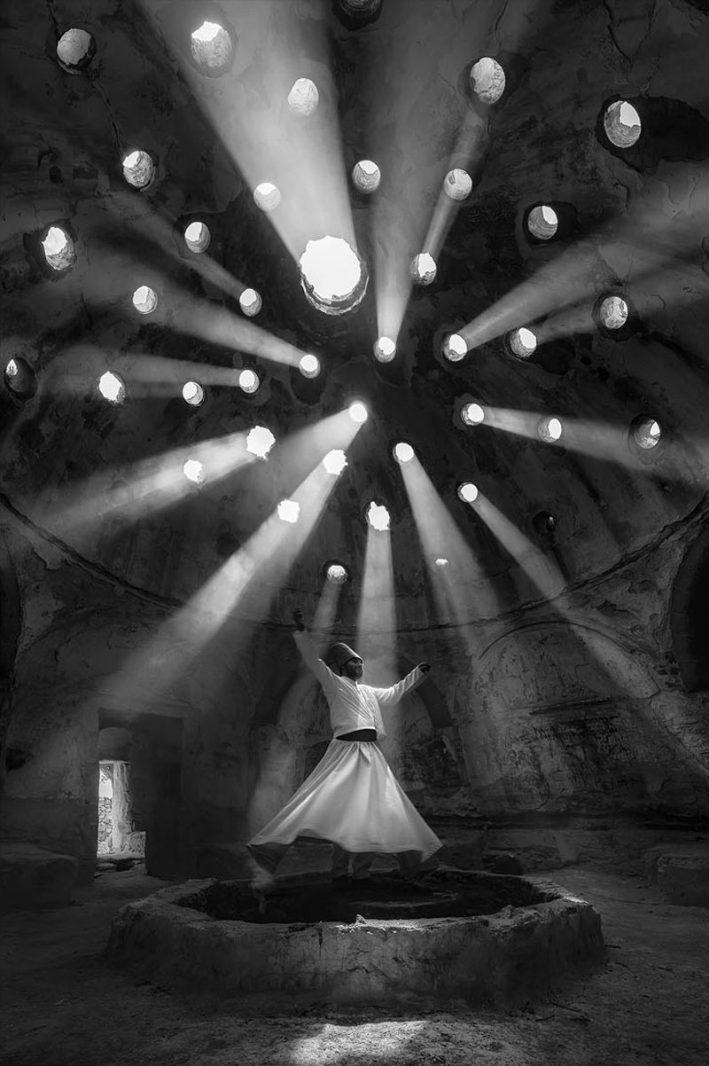 «Λατρεία» - Πρώτη θέση, κατηγορία Ανθρωποι. Ενας περιστρεφόμενος δερβίσης χορεύει εκστασιασμένος σε ένα ιστορικό κτίριο της τουρκικής πόλης Ικόνιο, καθώς οι ακτίνες του ήλιου «τρυπώνουν» από την οροφή. H τελετή των Μεβλεβί συμβολίζει το πνευματικό ταξίδι προς την αγάπη και την αλήθεια