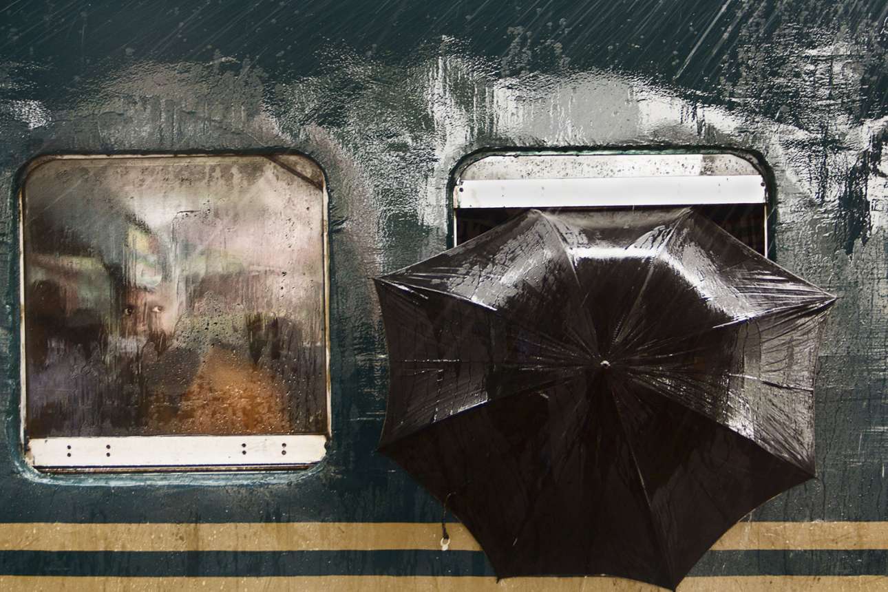 «Το βλέμμα του άνδρα» - Μία ανοιχτή μαύρη ομπρέλα, έντονη βροχή και ένα διαπεραστικό βλέμμα από το παράθυρο του βαγονιού στο σταθμό του Γκαζιπούρ στο Μπανγκλαντές