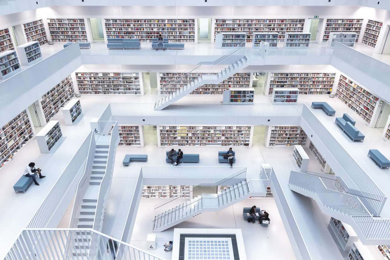 «Επίπεδα ανάγνωσης» - Πρώτη θέση, κατηγορία Πόλεις. Το σύγχρονο εσωτερικό της δημοτικής βιβλιοθήκης της Στουτγκάρδης. «Τα λευκά πατώματα, οι μεγάλοι ανοιχτοί χώροι και τα παράθυρα στην οροφή από όπου μπαίνει φυσικό φως δημιουργούν μια μοναδική ατμόσφαιρα για διεύρυνση της γνώσης» γράφει ο φωτογράφος