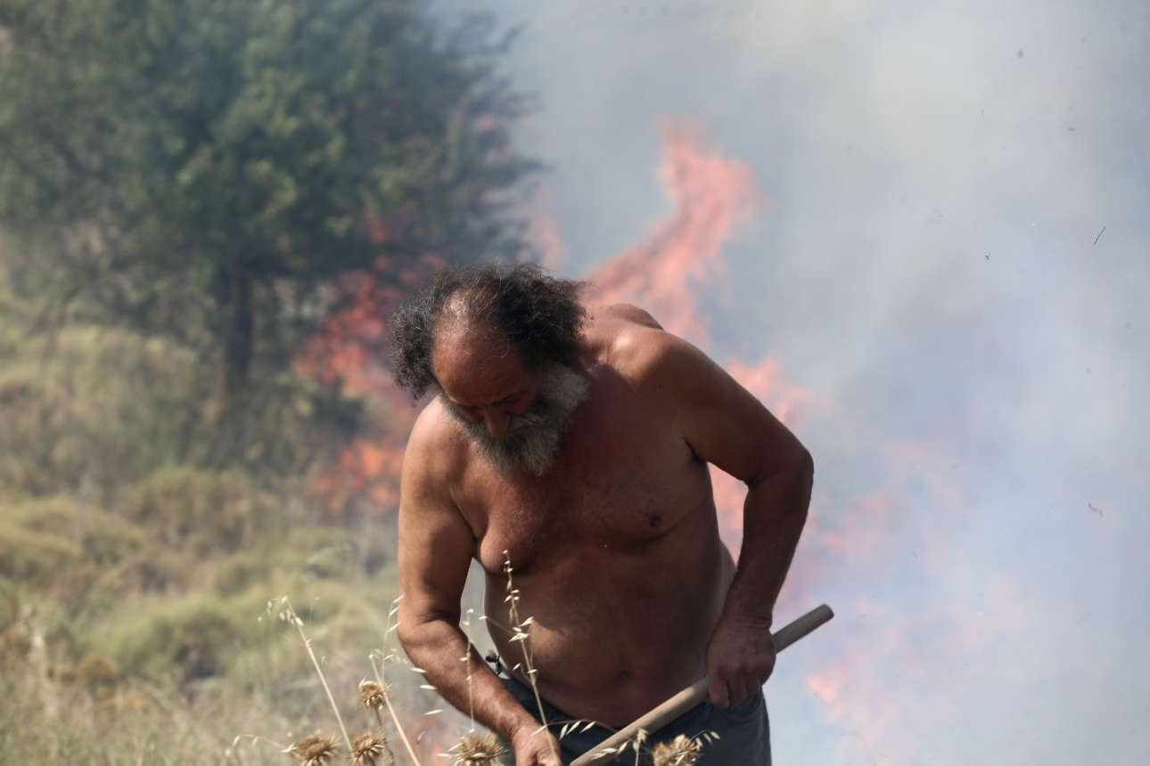 Μορφή βιβλική, σαν να ξεπηδάνε φλόγες από το σώμα του. Κάτοικος της περιοχής στο Μικροχώρι παλεύει με την πυρκαγιά