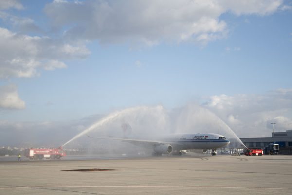 (Ξένη Δημοσίευση) Πυροσβεστικές αντλίες σχηματίζουν τιμητική αψίδα νερού για το πρώτο Airbus της αεροπορικής εταιρίας Air China που προσγειώθηκε μετά από απευθείας πτήση από το Πεκίνο στο διεθνές αεροδρόμιο "Ελευθέριος Βενιζέλος" της Αθήνας, Σάββατο 30 Σεπτεμβρίου 2017. Το αεροσκάφος μετέφερε από το Πεκίνο στην Αθήνα 205 επιβάτες μεταξύ των οποίων και η σύντροφος του πρωθυπουργού Αλέξη Τσίπρα, Μπέττυ Μπαζιάνα. ΑΠΕ-ΜΠΕ/ΓΡΑΦΕΙΟ ΤΥΠΟΥ ΠΡΩΘΥΠΟΥΡΓΟΥ/Andrea Bonetti