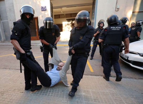 2017-09-19T180234Z_1524869128_RC1DE3889C00_RTRMADP_3_SPAIN-POLITICS-CATALONIA