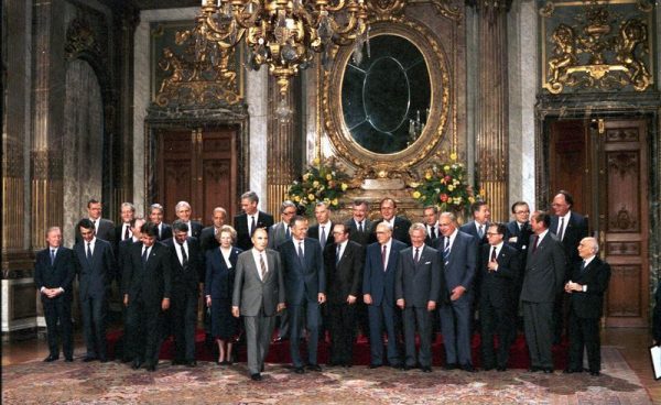 29-30.6.87 Tagung des Europäischen Rates unter Vorsitz des belgischen Ministerpräsidenten Wilfried Martens mit Bundeskanzler Kohl und Bundesminister im Auswärtigen Amt Hans-Dietrich Genscher in Brüssel. 29.6.1987 Familienfoto der Regierungschefs und der Aussenminister anläßlich eines Mittagsessens, gegeben von König Baudouin, im Königspalast.