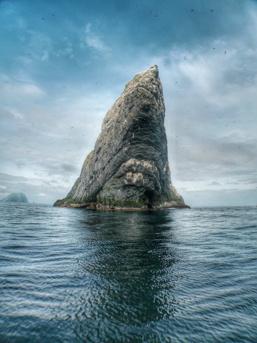 Πρώτο βραβείο, κατηγορία «Θέα από την ακτή». Οι βράχοι του Σεντ Κίλντα στον Ατλαντικό, ένα μνημείο παγκόσμιας κληρονομιάς, το οποίο φιλοξενεί την σηματικότερη αποικία θαλασσοπουλιών στην Ευρώπη
