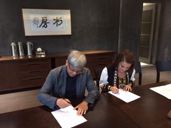 Η Πρόεδρος του Πολιτιστικού Ιδρύματος Ομίλου Πειραιώς Σοφία Στάικου και ο Διευθυντής του Εθνικού Μουσείου Μετάξης της Κίνας, Feng Zhao, κατά την υπογραφή του Συμφώνου Συνεργασίας