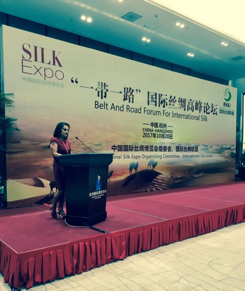 Η Πρόεδρος του Πολιτιστικού Ιδρύματος Ομίλου Πειραιώς, Σοφία Στάικου, κατά την ομιλία της στο φόρουμ «Belt and Road for International Silk»