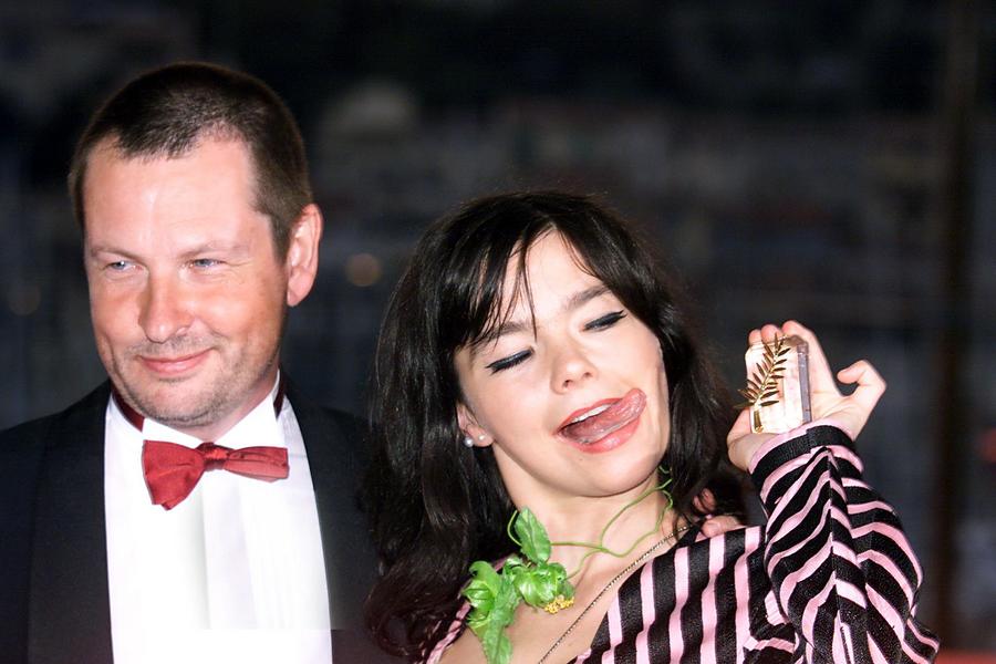 CAN59 - 20000521 - CANNES, FRANCE : Danish director Lars Von Trier, who was awarded with the Golden Palm 2000 for his movie "Dancer in The Dark" poses with Best Actress Bjork (R) 21 May 2000, on the terrace of the Palais des Festivals in Cannes. EPA PHOTO AFP/PASCAL GUYOT/BG-NO/lk