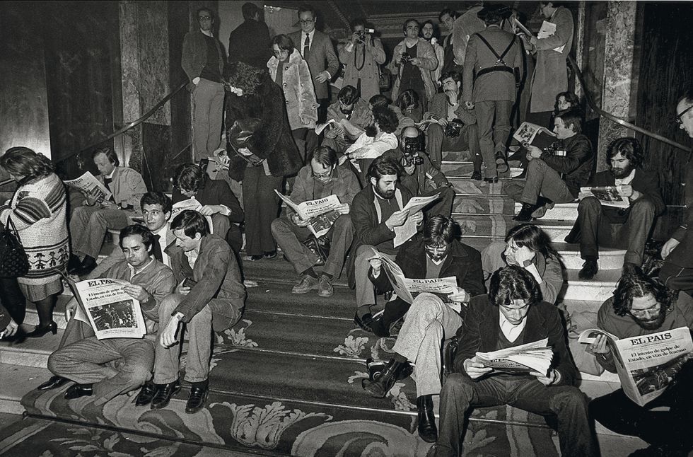 Δημοσιογράφοι διαβάζουν την ειδική εκδοση της El Pais μετά το πραξικόπημα, έξω από το Palace Hotel (Ricardo Martin/El Pais)