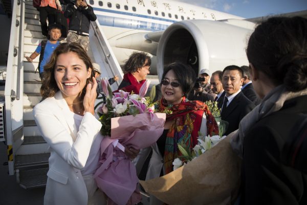 (Ξένη Δημοσίευση) Η σύντροφος του πρωθυπουργού Αλέξη Τσίπρα, Μπέττυ Μπαζιάνα είναι η πρώτη επιβάτης που αποβιβάζεται από το πρώτο Airbus της αεροπορικής εταιρίας Air China που προσγειώθηκε μετά από απευθείας πτήση από το Πεκίνο στο διεθνές αεροδρόμιο "Ελευθέριος Βενιζέλος" της Αθήνας, Σάββατο 30 Σεπτεμβρίου 2017. ΑΠΕ-ΜΠΕ/ΓΡΑΦΕΙΟ ΤΥΠΟΥ ΠΡΩΘΥΠΟΥΡΓΟΥ/Andrea Bonetti