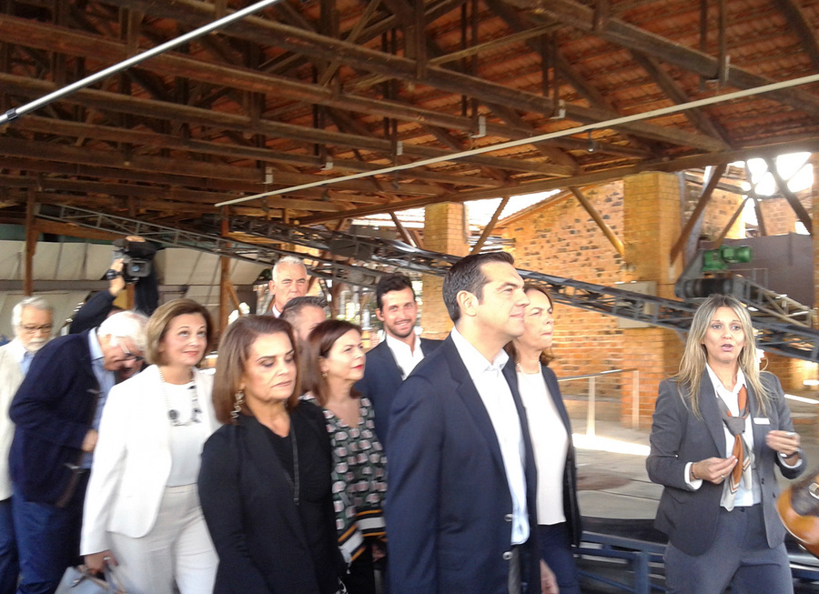 Ο πρωθυπουργός, Αλέξης Τσίπρας προσέρχεται στη συνάντηση με επιχειρήσεις νέων τεχνολογιών, εξωστρέφειας και καινοτομίας, στο πλαίσιο των εργασιών του 4ου Περιφερειακού Συνεδρίου, την Τετάρτη 11 Οκτωβρίου 2017, στο Μουσείο Πλινθοκεραμοποιίας, στο Βόλο. Ξεκίνησαν οι εργασίες του 4ου κατά σειρά Περιφερειακού Συνεδρίου για την Παραγωγική Ανασυγκρότηση, που πραγματοποιείται 10& 11 Οκτωβρίου, στη Λάρισα, στο πλαίσιο των 13 Περιφερειακών Συνεδρίων που έχουν προγραμματιστεί, προκειμένου να υπάρξει ένας αποκεντρωμένος διάλογος με κοινωνικούς και παραγωγικούς φορείς, στο πλαίσιο της διαμόρφωσης της «Εθνικής Αναπτυξιακής Στρατηγικής 2021». Οι διήμερες εργασίες του Συνεδρίου, ολοκληρώνονται την Τετάρτη το βράδυ με την κεντρική ομιλία του πρωθυπουργού Αλέξη ΤσίπραΑΠΕ- ΜΠΕ/ΑΠΕ- ΜΠΕ/STR