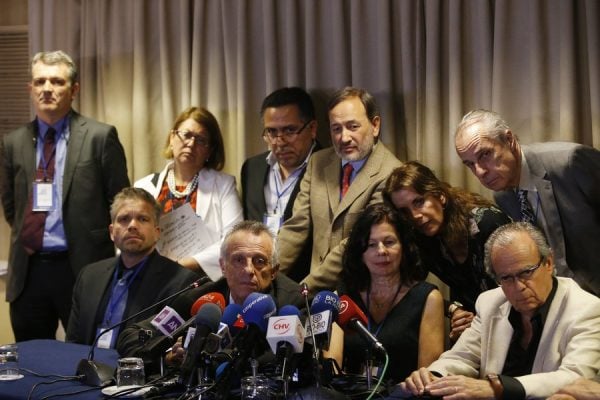 epa06279492 The international team of forensic experts in take part in a press conference in Santiago de Chile, Chile, 20 October 2017. An international team of forensic experts concluded that the Chilean poet Pablo Neruda, who died 23 September 1973, did not pass away of prostate cancer. EPA/ELVIS GONZALEZ