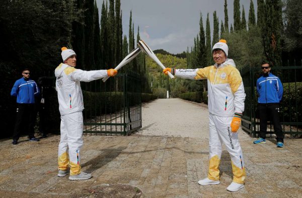 2017-10-24T100155Z_292237895_RC148786A010_RTRMADP_3_OLYMPICS-2018-FLAME